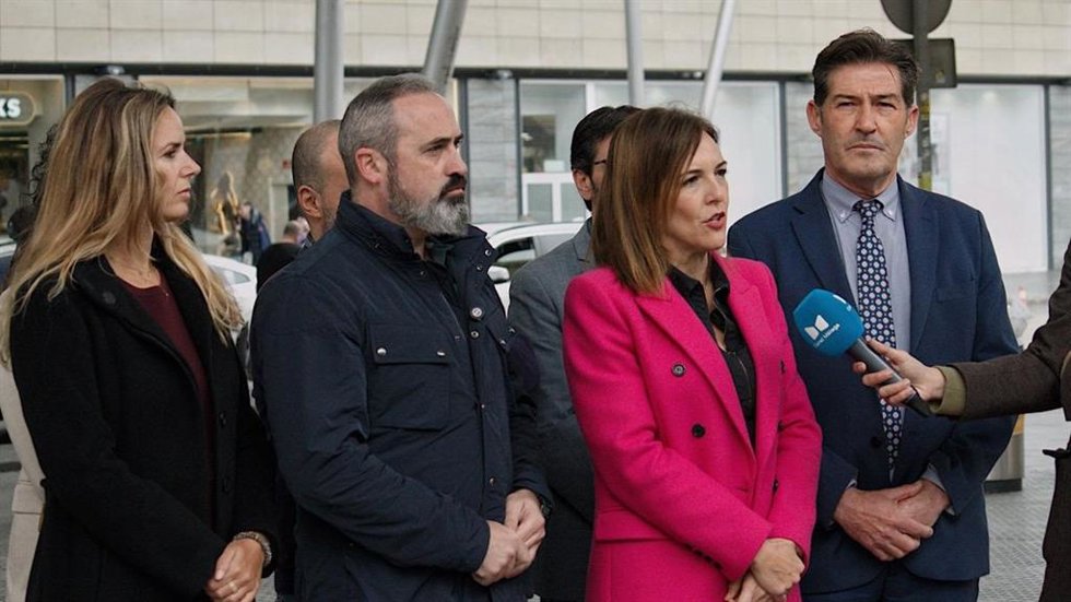 La diputada nacional, Patricia Rueda; el diputado provincial, Antonio Luna; y el concejal, Antonio Alcázar, han exigido responsabilidades y compensaciones urgentes por el cierre del AVE MálagaMadrid y su impacto en el turismo y la industria.