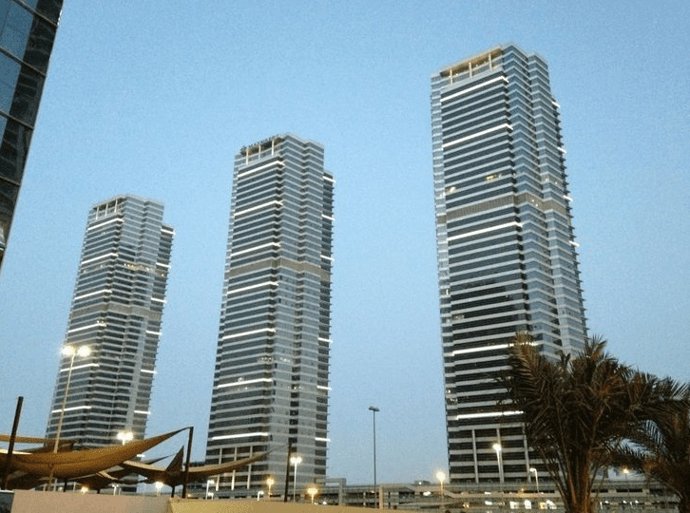 Edificio Mazaya Business Avenue, en Dubái, donde se ubica el UCAM Español Institute