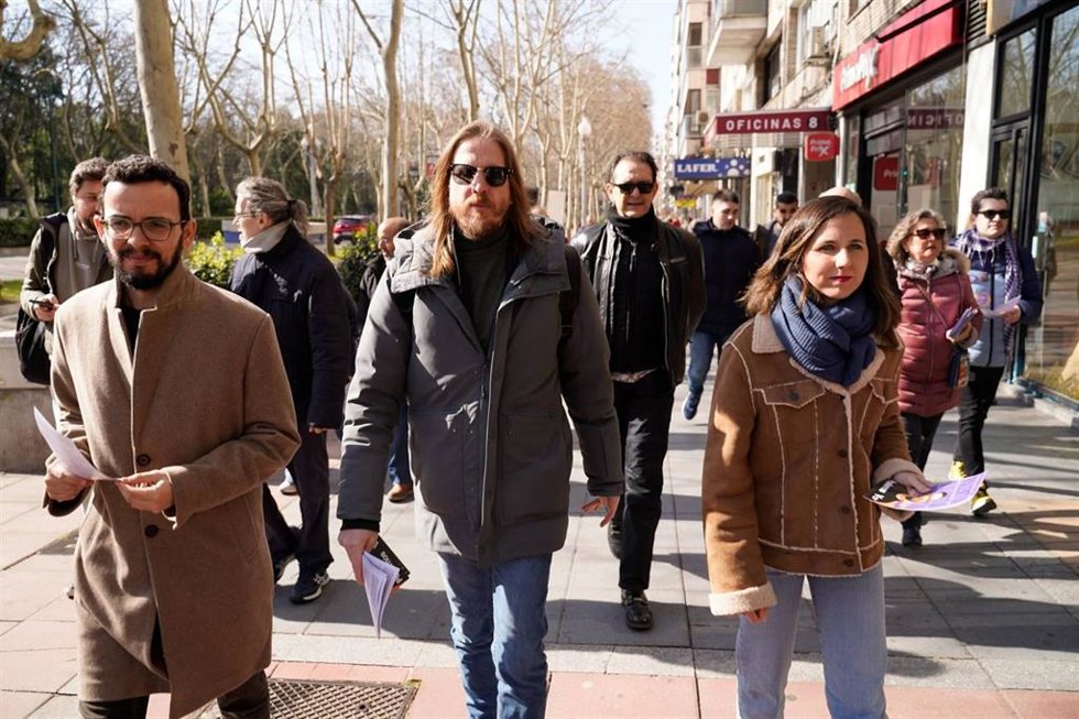 La diputada y secretaria general de Podemos, Ione Belarra, junto al secretario de Organización de la formación, Pablo Fernández, (centro) y el candidato de Podemos-Alianza Verde a la Presidencia de la Junta de Castilla y León, Miguel Ángel Llamas (i).