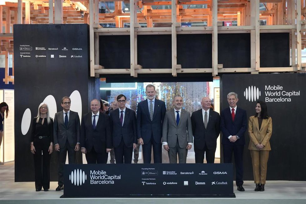 (2i-3d) El presidente de Fira de Barcelona, Pau Relat; el ministro de Industria y Turismo,, Jordi Hereu; el presidente de la Generalitar, Salvador Illa; el Rey Felipe VI; el alcalde de Barcelona, Jaume Collboni, y el CEO y director ejecutivo de GSMA Ltd