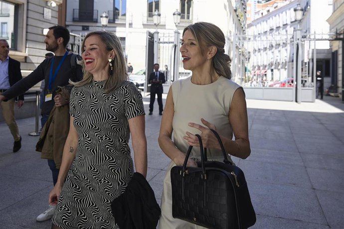 La portavoz de Sumar en el Congreso, Verónica Martínez Barbero (i), y la vicepresidenta segunda y ministra de Trabajo y Economía Social, Yolanda Díaz (d),