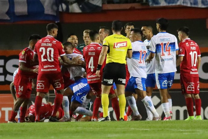 Futbol, Nublense vs Universidad Catolica Quinta fecha, campeonato Nacional Liga de Primera 2026. El equipo de Universidad Catolica es fotografiado durante el partido de primera division disputado en el estadio Nelson Oyarzun de Chillan,