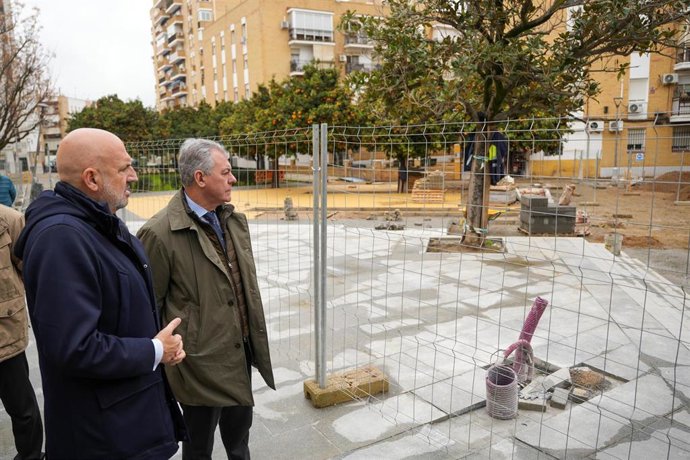 Manuel Aléz y José Luis Sanz visitan obras en las redes de saneamiento de Emasesa en el distrito Triana-Los Remedios, en foto de archivo.