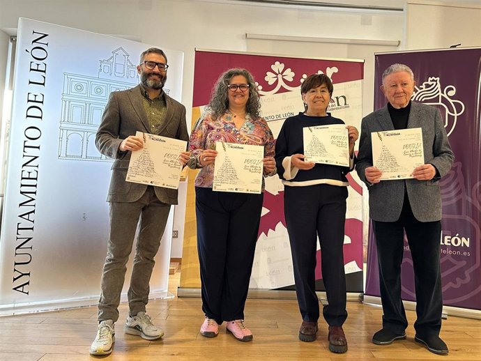 La concejala de Acción y Promoción Cultural de León, Elena Aguado (segunda por la derecha), con el vicepresidente de la Fundación MonteLeón, Ángel Valencia López (a su derecha) y los coordinadores del recital, Lidia Fos y Óscar García.