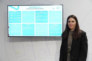 La diputada de Turismo y presidenta de la Agencia Destino Huelva, Ana Delgado, durante la presentación de Focotur 2026.