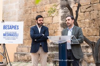 El diputado de Promoción de la Provincia de Almería, Carlos Sánchez, y el Hermano Mayor de la Hermandad del Prendimiento, Carlos Mullor Castillo, durante la presentación del Besapiés del Cristo de Medinaceli.