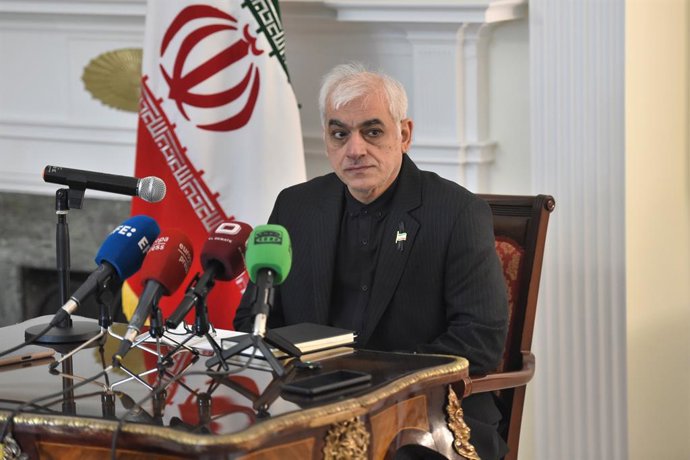 O embaixador da República Islâmica do Irã na Espanha, Reza Zabib, durante uma coletiva de imprensa, em 2 de março de 2026, em Madri (Espanha). A convocação ocorre três dias após o início da guerra entre Israel, Estados Unidos e Irã, que começou