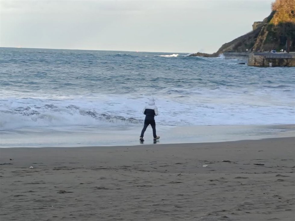 Playa vizcaína con oleaje