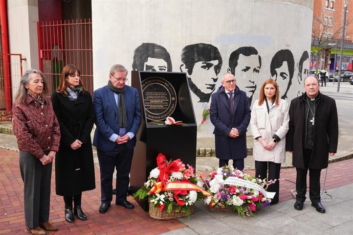 Acto de descubrimiento de la placa que declara la iglesia de San Francisco de Asís  de Vitoria-Gasteiz como 'Lugar de Memoria Democrática'
