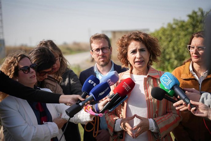 La vicepresidenta primera del Gobierno y ministra de Hacienda, María Jesús Montero (i), atiende a los medios de comunicación en el marco de una visita realizada al Ayuntamiento de Cantillana para interesarse por la situación actual y la recuperación en ma