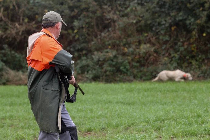 Archivo - Cazador el primer día de la temporada de caza en Labrada, Abadín, a 19 de octubre de 2025, en Labrada, Abadín, Lugo, Galicia (España).