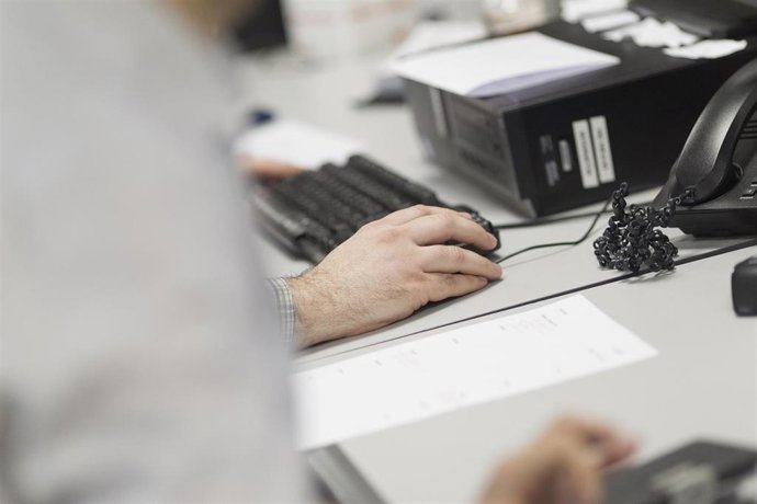 Archivo - Oficina, ordenadores, trabajo, trabajando, empleo, desempleo, paro, trabajador