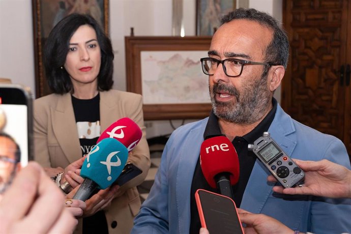 Archivo - El presidente de la Diputación de Cáceres y de Felcode, Miguel Ángel Morales, atiende a los medios en una foto de archivo