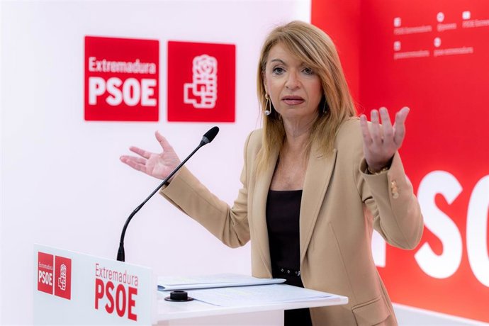 La portavoz del Grupo Socialista en la Asamblea de Extremadura, Piedad Álvarez, ofrece una rueda de prensa