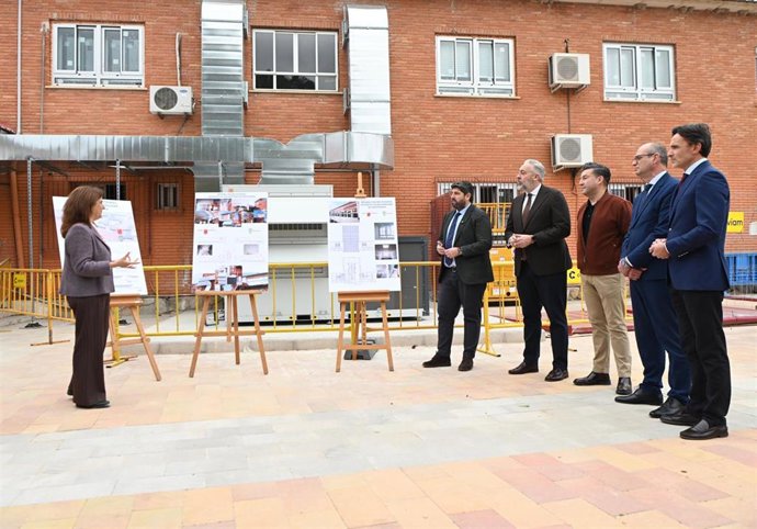 El presidente de la Comunidad, Fernando López Miras, visitó hoy en Santomera el Instituto de Educación Secundaria Poeta Julián Andúgar