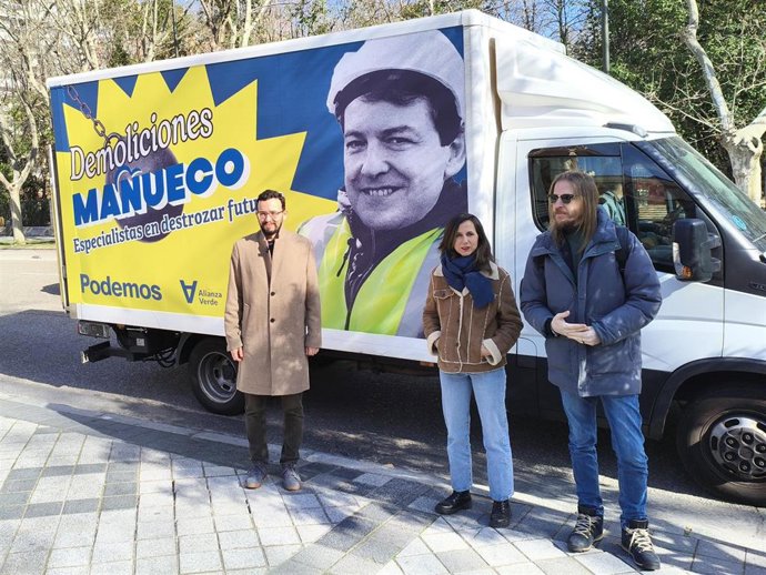 De izquierda a derecha, el candidato de Podemos-Alianza Verde a la presidencia de la Junta, Miguel Ángel Llamas; la secretaria general de Podemos, Ione Belarra, y el secretario de Organización de la formación, Pablo Fernández.