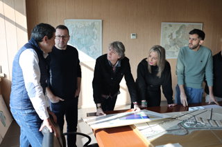 El candidato del PSOE a la Presidencia de la Junta de Castilla y León, Carlos Martínez, visita el Centro de Transportes y Logística de Benavente (Zamora).