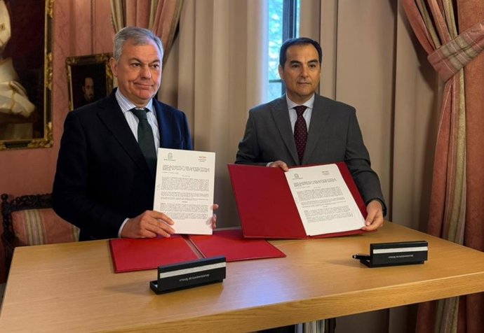 El consejero de Justicia, Administración Local y Función Pública, José Antonio Nieto, y el alcalde de Sevilla, José Luis Sanz, en la firma de un convenio para colaborar en la reeducación de los menores infractores de la ciudad.