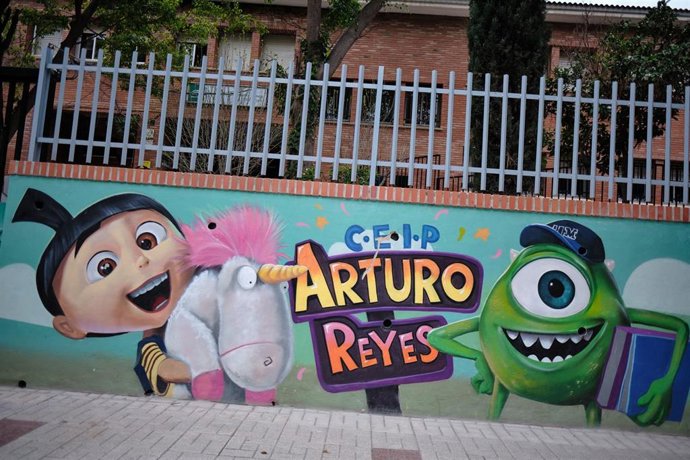 Un mural en la fachada del CEIP Arturo Reyes se suma al programa de promoción del arte urbano 'Málaga Más Bella'