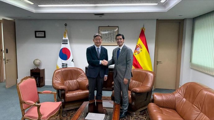 El vicepresidente segundo del Gobierno regional, José Manuel Caballero, y el embajador de la República de Corea en España, Lim Soosuk.
