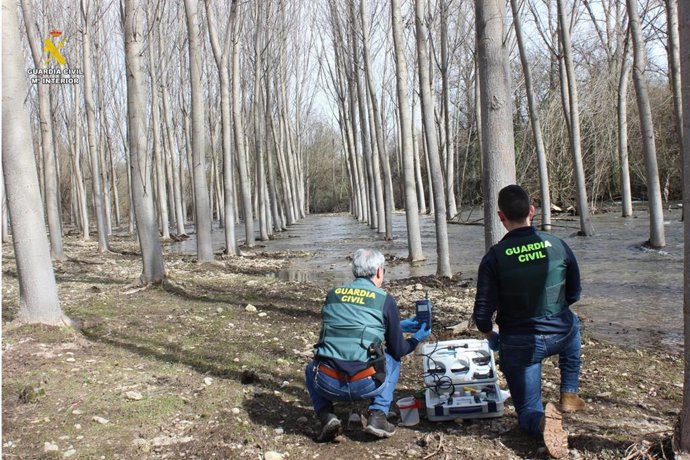 Agenstes de la Guardia Civil investigan a una persona y a una empresa por vertidos incontrolados al río Pirón.