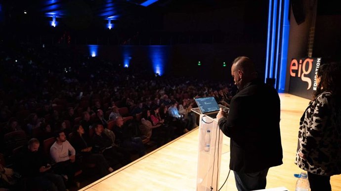 Antonio del Águila reúne a 2.000 asistentes en Granada con una formación de IA aplicada a la empresa