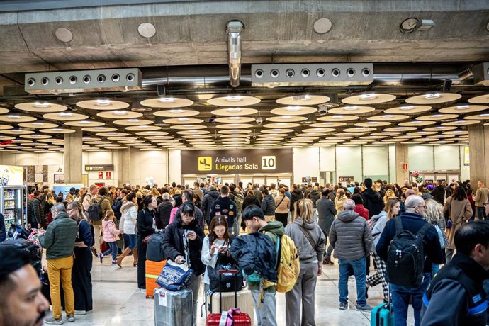 Archivo - Viajeros en el Aeropuerto Adolfo Suárez Madrid-Barajas.