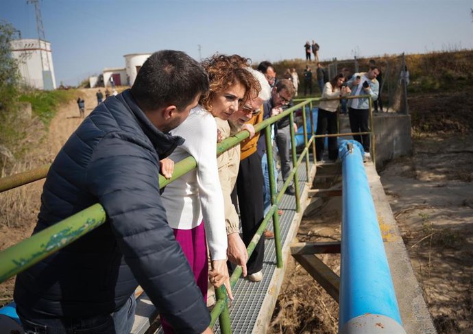 La vicepresidenta primera del Gobierno y ministra de Hacienda, María Jesús Montero, mantiene un encuentro con regantes de Cantillana (Sevilla), para conocer sobre el terreno los daños que el pasado temporal ha ocasionado en el sistema de bombeo. A 2 de Ma