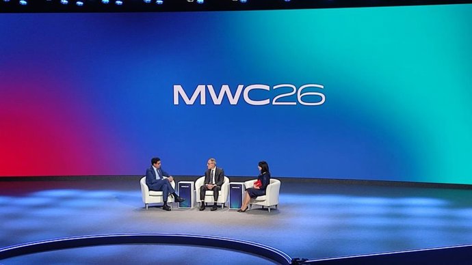 El ministro para la Transformación Digital y de la Función Pública, Óscar López, y el vicepresidente de Asuntos Legales de Amazon, David Zapolsky, en el MWC 2026