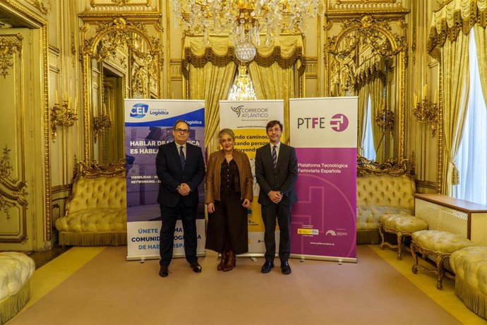 De izquierda a derecha: José Antonio Sebastián (comisionado del Gobierno para el Corredor Atlántico), Ángeles Tauler (directora gerente de la FFE) y Ramón García (director general del Centro Español de Logística)