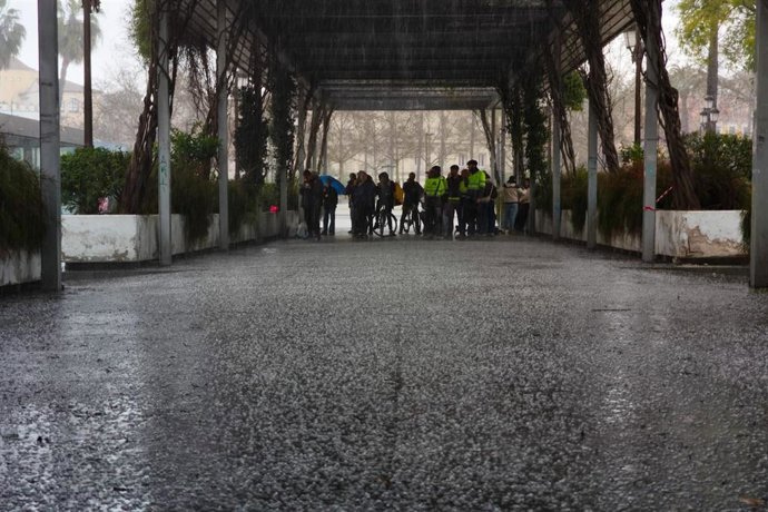 Archivo - Granizo en Sevilla capital.