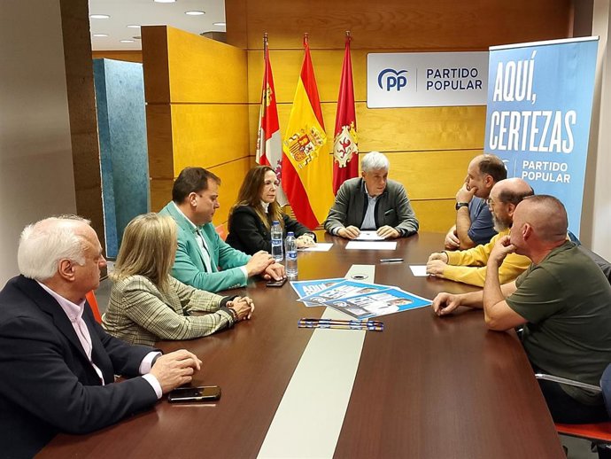 El secretario provincial del PP de León, Eduardo Diego, encabeza la reunión mantenida por representantes del partido con la plataforma 'Más vuelos'.