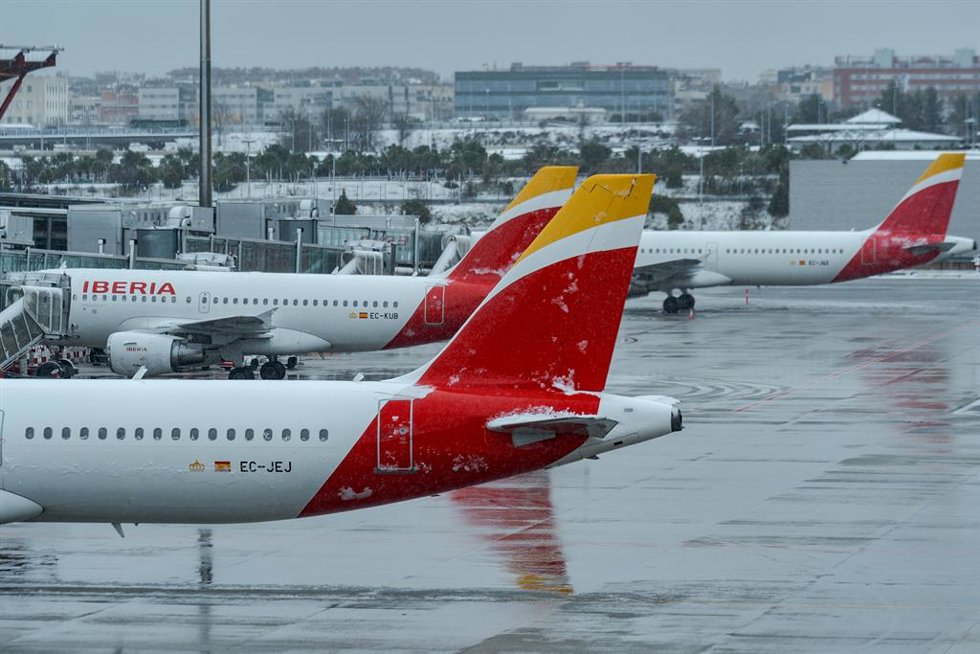 Archivo - La Terminal 4 del aeropuerto de Madrid-Barajas durante el temporal, a 28 de enero de 2026, en Madrid (España). El temporal de nieve que sacude la Comunidad de Madrid deja abundantes incidencias en toda la región, aunque especialmente en las ca