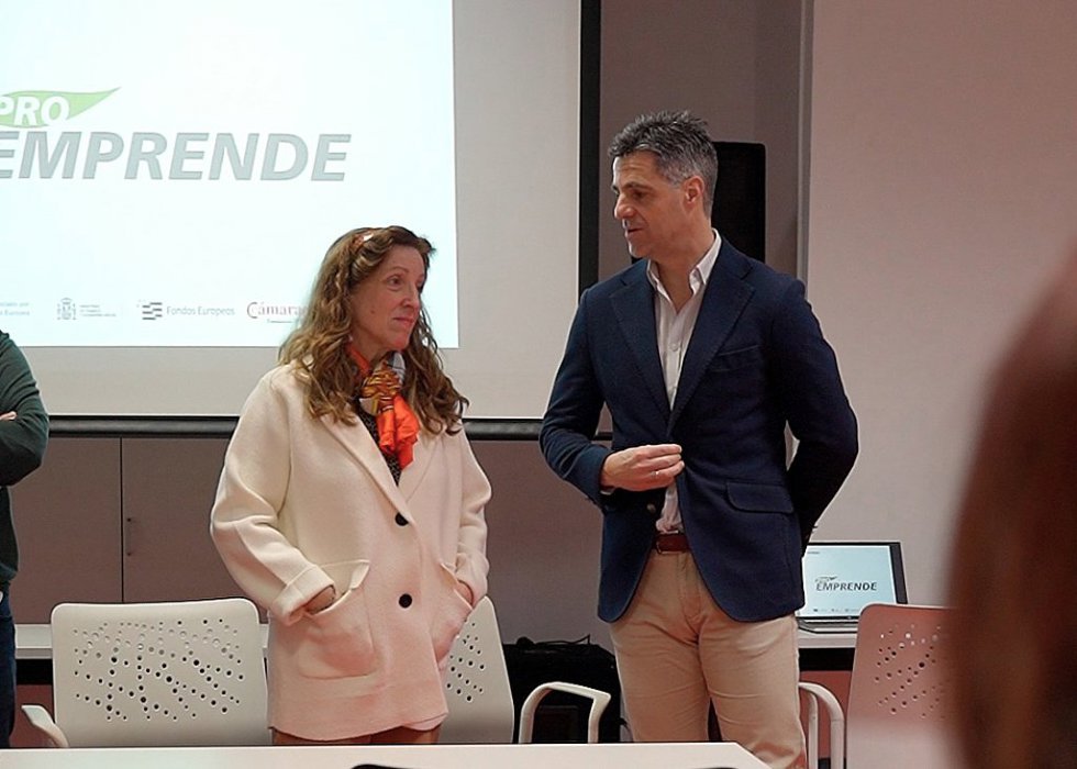 Luis Miguel Carmona (d) participa en el acto de inicio del programa Proemprende en Arjona.