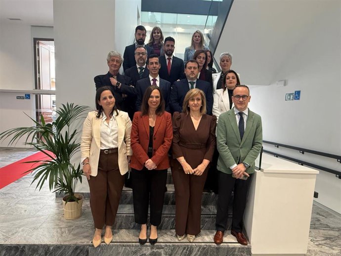 Rocío Díaz (2ª izda.), junto al resto de autoridades, en la inauguracion del rehabilitado Ayuntamiento de Peñarroya-Pueblonuevo.