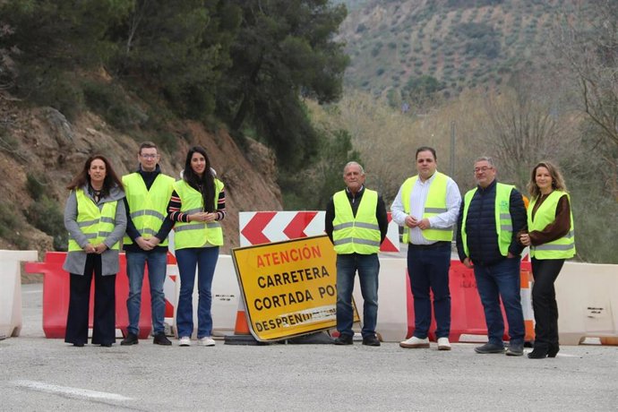 Representantes socialistas en el tramo de la A-324 cortado al tráfico.