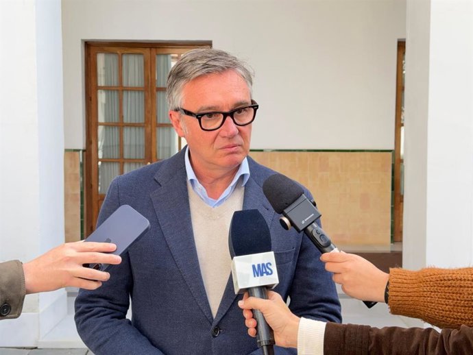 El portavoz del Grupo Vox en Andalucía, Manuel Gavira, este lunes en declaraciones a los medios en el Parlamento.