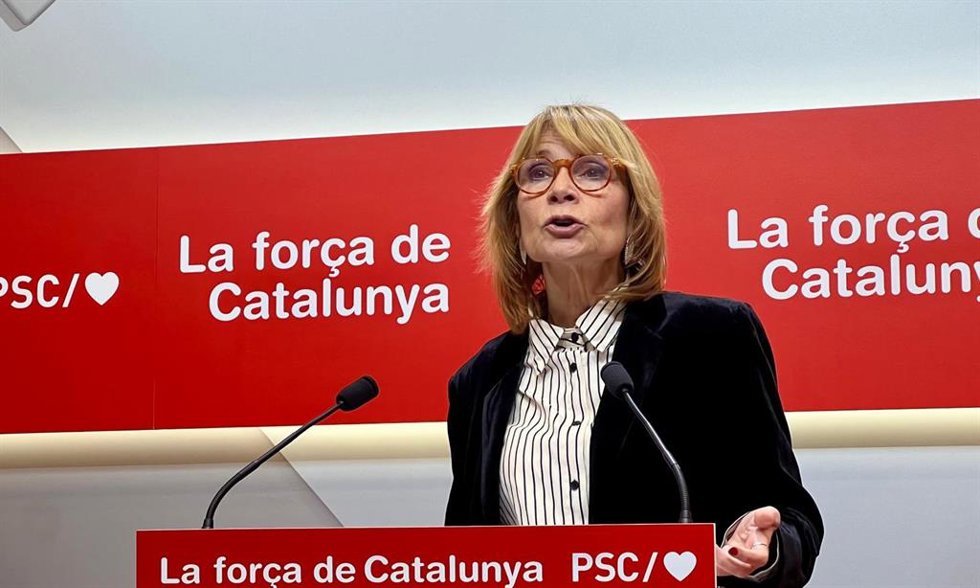 La viceprimera secretaria y portavoz del PSC, Llusa Moret, en una rueda de prensa desde la sede del partido