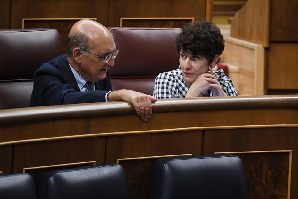 Archivo - El diputado Mikel Legarda y la portavoz del PNV en el Congreso, Maribel Vaquero, durante una sesión plenaria 