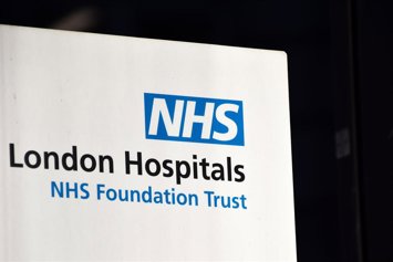 Archivo - Cartel del NHS en un hospital de Londres