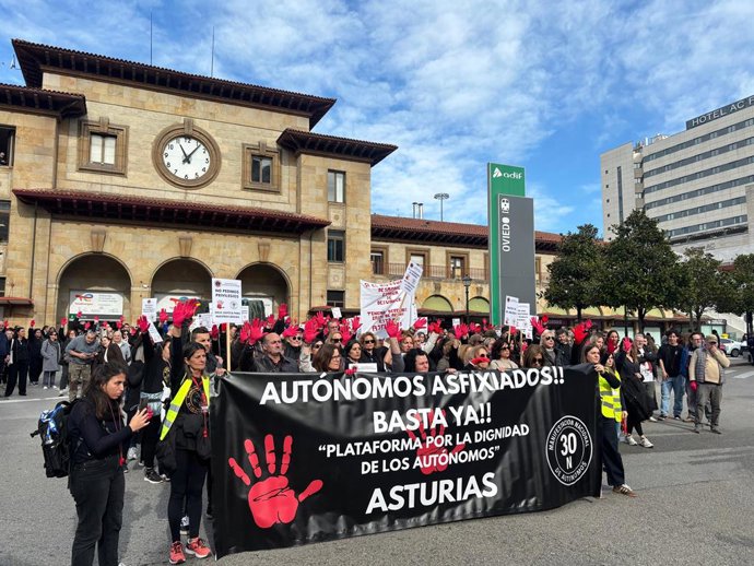 Manifestación de la Plataforma por la Dignidad de los Autónomos 30N en Oviedo.