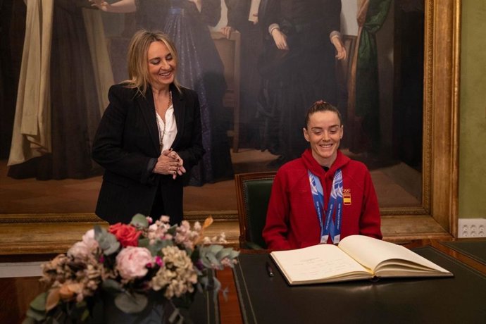 La alcaldesa de Granada, Marifrán Carazo, y la esquiadora granadina Ana Alonso.