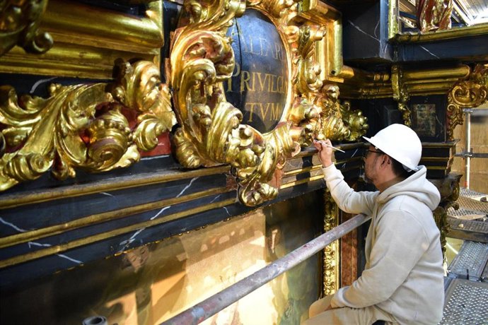 Trabajos de conservación curativa del retablo.
