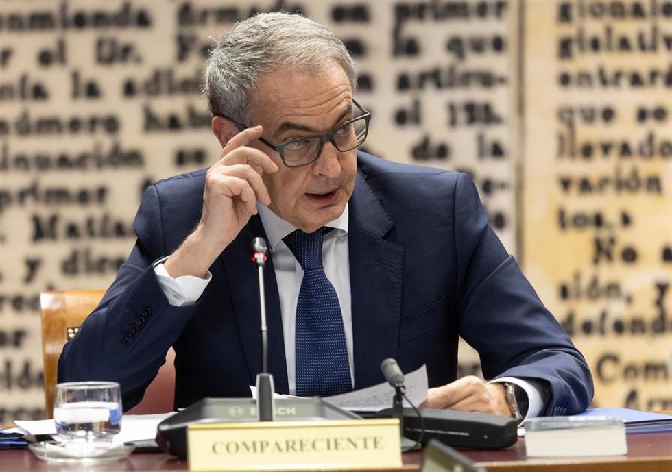 El expresidente del Gobierno José Luis Rodríguez Zapatero sostiene un papel con un mensaje de Hugo 'El Pollo' Carvajal durante su comparecencia ante la Comisión de Investigación sobre el caso Koldo.