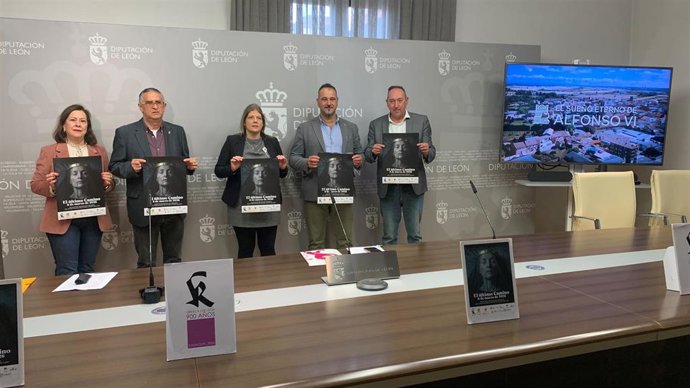 Representantes del Ayuntamiento de Sahagún y de la Diputación de León en la presentación de 'El último Camino', que recreará de manera simbólica el paso por la villa del cortejo fúnebre de la reina Urraca I de León este domingo.