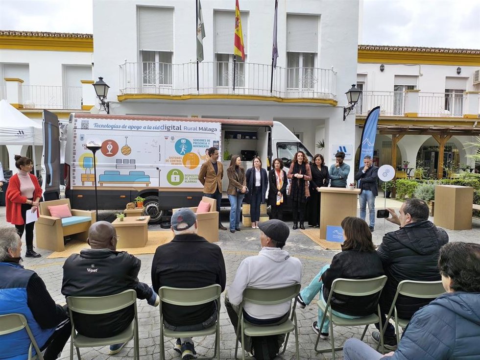 La Diputación muestra a los habitantes de pequeños municipios de la Axarquía y de la Serranía de Ronda soluciones tecnológicas para fomentar el envejecimiento autónomo en el hogar y combatir la despoblación