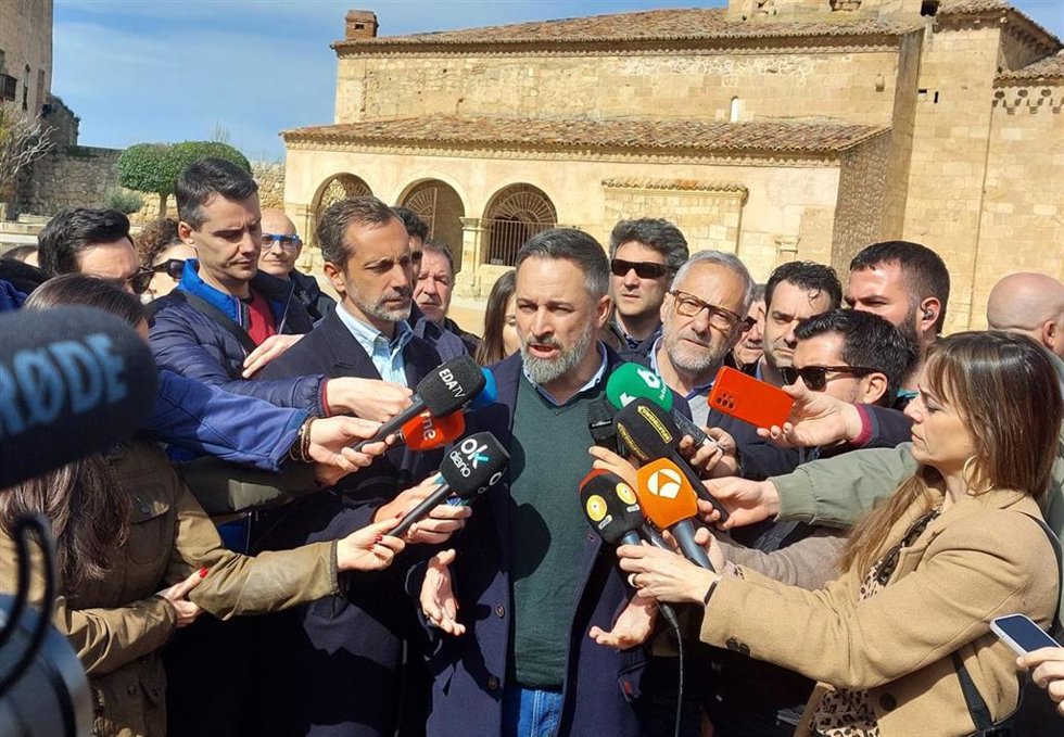 El presidente de Vox, Santiago Abascal, acompañado por el candidato de Vox a la presidencia de Castilla y León, Carlos Pollán.