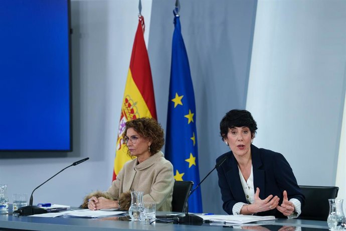 La vicepresidenta primera y ministra de Hacienda, María Jesús Montero, y la ministra de Inclusión, Seguridad Social y Migraciones, Elma Saiz, en una imagen de archivo