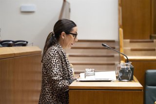 Archivo - La consejera de Educación, Begoña Pedrosa, en el pleno del Parlamento Vasco