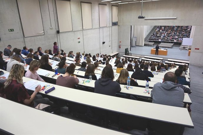 Imagen de archivo de personas en un examen de oposición